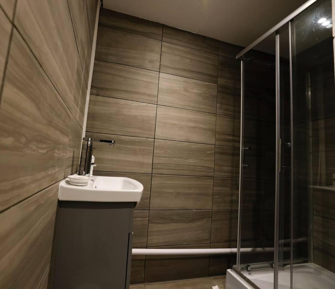 Апартаменты 3 Bedroomflat-free Parking-wifi-parking-8people Лондон